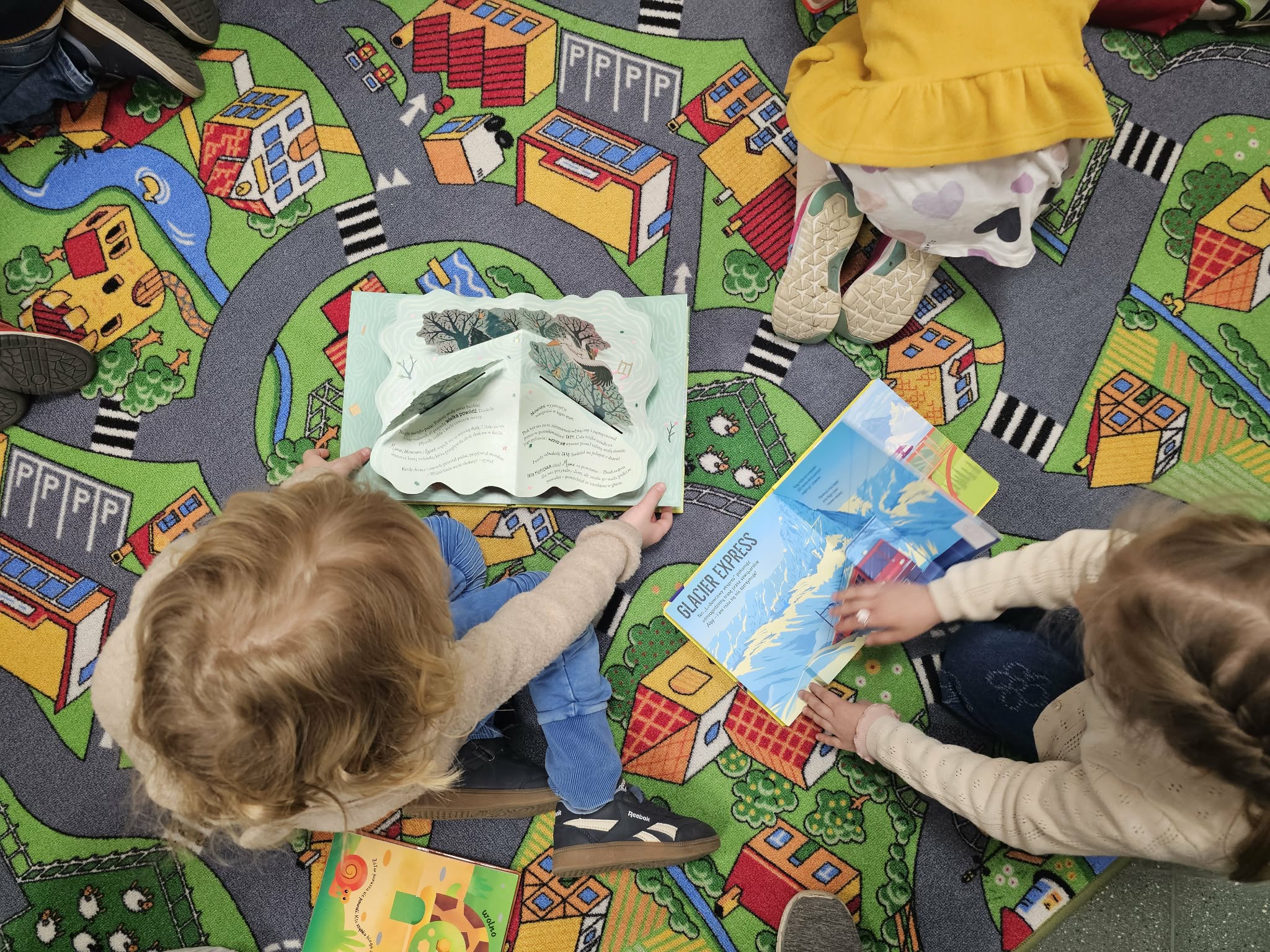 Przedszkolaki w bibliotece.